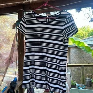 women’s large black and white zipper back top from express